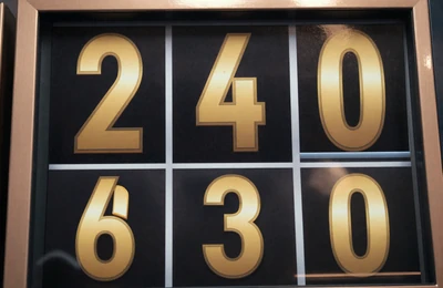 Progressiver Jackpot-Slot mit aufsteigender Gewinnsumme in goldenen Ziffern unter Dramalicht