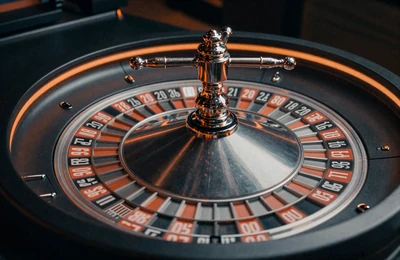 Amerikanisches Roulette-Rad mit sichtbarer Doppel-Null in dramatischer Perspektive