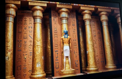 Thematischer Antike-Slot mit goldenen S&auml;ulen und Hieroglyphen in orange-goldener Farbpalette